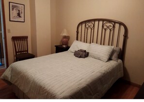 3 chambres, bureau, fer et planche à repasser, lit de bébé portatif
