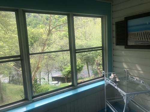 River Lover's and Fisherman's getaway! Come see Wild and Wonderful WV.