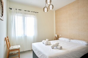 3 bedrooms, desk, iron/ironing board, free WiFi