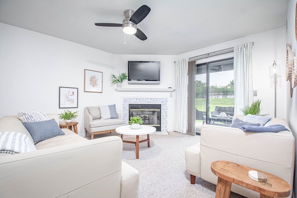 Smart TV, fireplace
