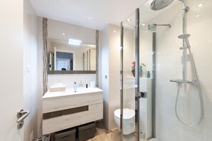 Bathtub, towels