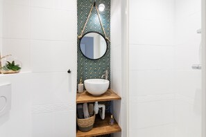 Bathtub, towels