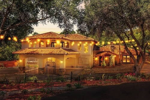 The Wine Away-Luxury Retreat for 20 w/jacuzzi