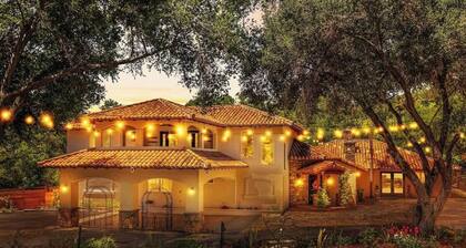 Spacious Luxury Retreat Sleeps 20 with Jacuzzi