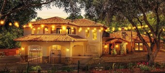 The Wine Away-Luxury Retreat for 20 w/jacuzzi