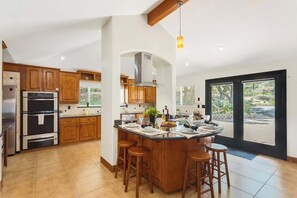 冷蔵庫、電子レンジ、オーブン、コンロ