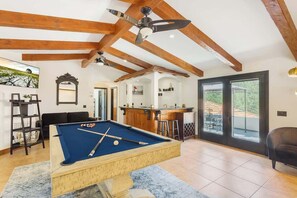 Game room - The Wine Away-Luxury Retreat for 20 w/jacuzzi (Fallbrook)