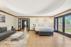 6 室のベッドルーム、デスク、アイロン / アイロン台、旅行用ベビーベッド