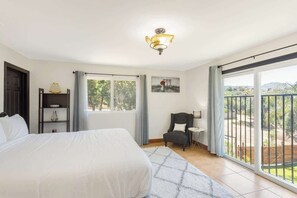 6 bedrooms, desk, iron/ironing board, travel crib