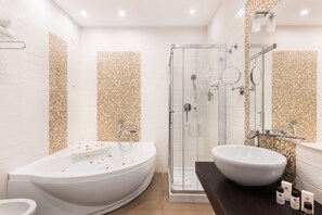 Deluxe Suite | Bathroom | Shower, hair dryer, slippers, bidet - AT FORTY ONE (Rome)