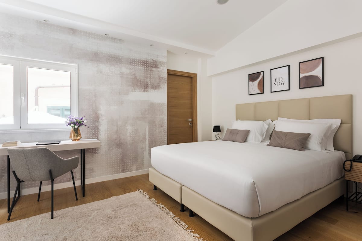 Premium bedding, down comforters, minibar, in-room safe