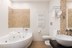 Deluxe Suite | Bathroom