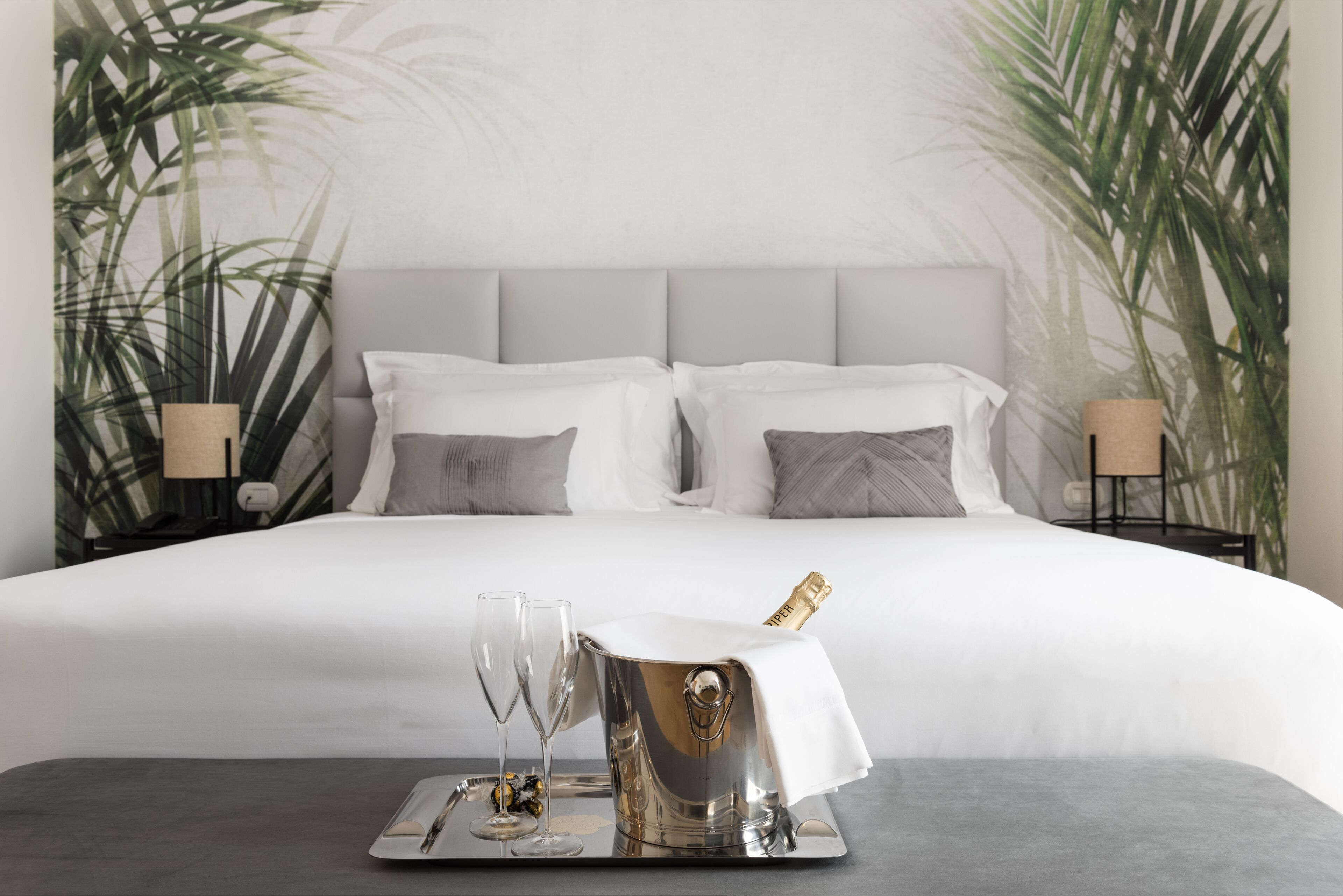 Phòng Suite Deluxe | Bộ đồ giường cao cấp, chăn bông, minibar, két bảo mật tại phòng 