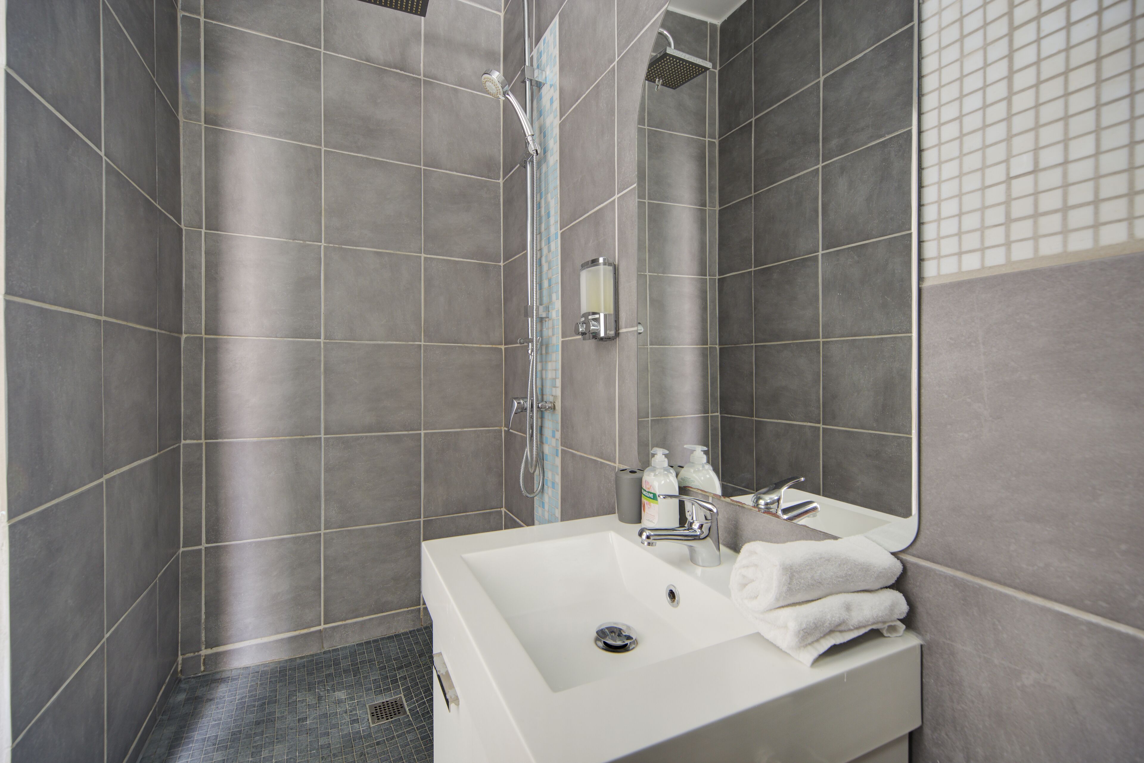 Douche, sèche-cheveux, serviettes fournies, savon