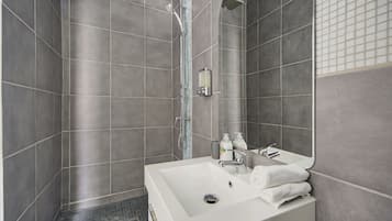 Douche, sĂšche-cheveux, serviettes fournies, savon