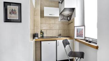 Fridge, microwave, stovetop, coffee/tea maker