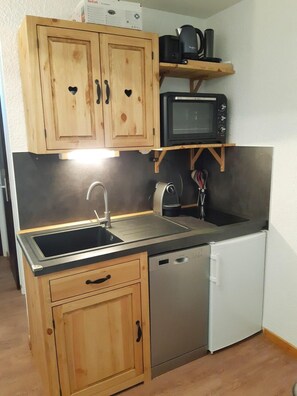 Kjøleskap, oppvaskmaskin, kaffetrakter/tekoker og brødrister