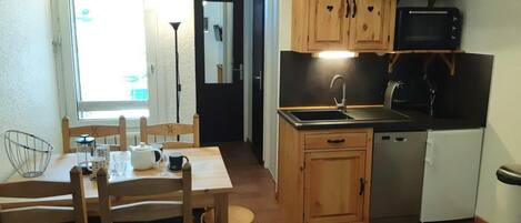 Kühlschrank, Geschirrspüler, Wasserkocher mit Kaffee-/Teezubehör