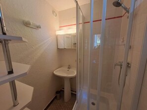 Bathroom - 50m from ski slopes, Ground floor, view ski slopes, balcony, parking, tv, ski locker, 30m² (Les Deux Alpes)