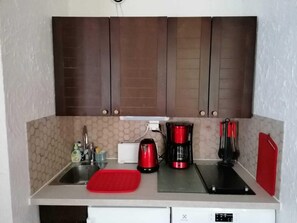 Fridge, microwave, dishwasher, coffee/tea maker