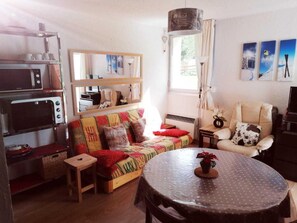 Living area - 50m from resort center, Ground floor, view ski slopes, balcony, parking, tv, ski locker, 30m² (Les Deux Alpes)