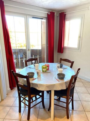 Dining - 150m from shops, 1st floor, balcony, tv, ski locker, 23m², Les 2 Alpes (Les Deux Alpes)