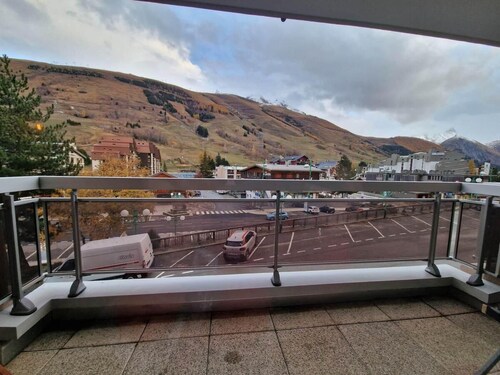 100m from ski slopes, 1st floor, view ski slopes, balcony, tv, ski locker, 32m², Les 2 Alpes