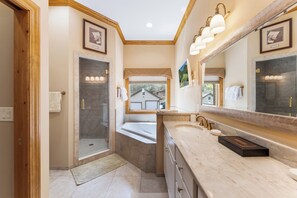 Badewanne, Haartrockner, Handtücher, Seife