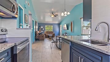 Kylskåp, mikrovågsugn, ugn och spishäll