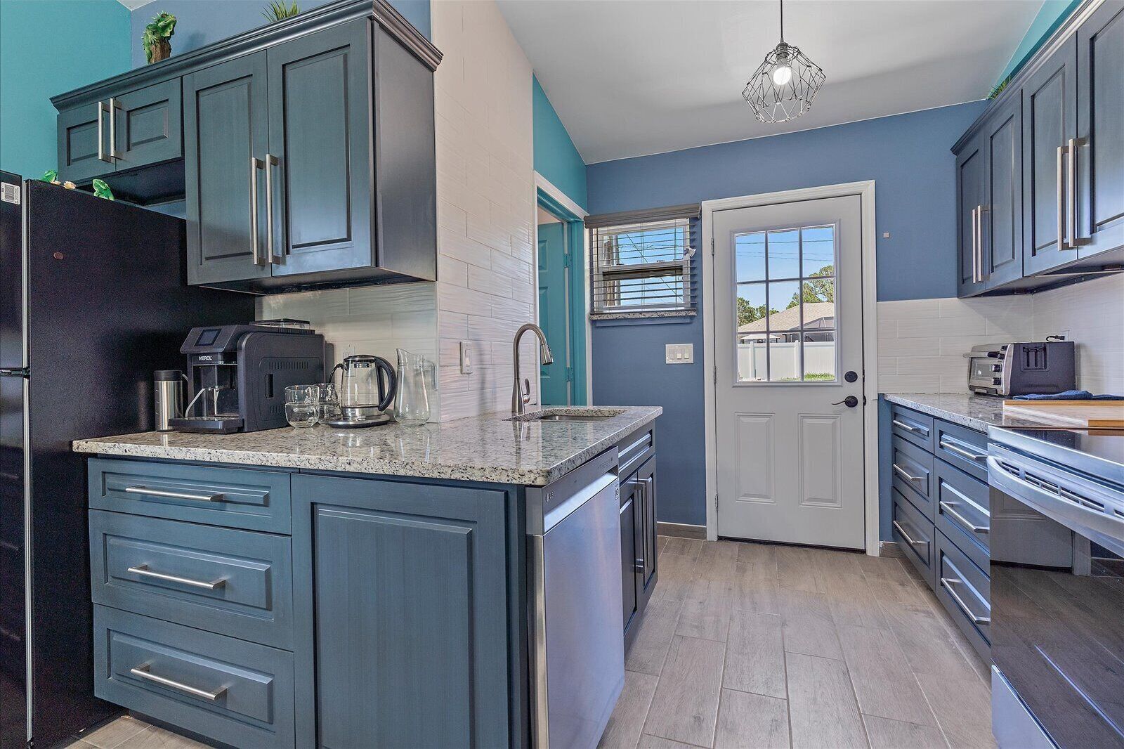 Kylskåp, mikrovågsugn, ugn och spishäll