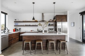 Fridge, microwave, oven, stovetop - San Junipero - Enjoy the views from the Mod Pool! (Joshua Tree)