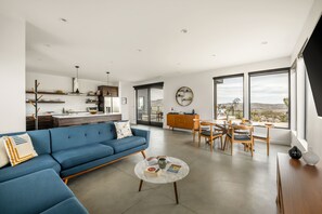 Smart TV, books - San Junipero - Enjoy the views from the Mod Pool! (Joshua Tree)