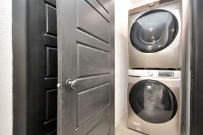 Interior - Fully Gated w/Parking, Perfect for large groups (Houston)