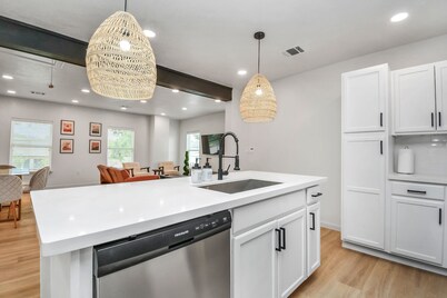 Fully Gated w/Parking, Perfect for large groups