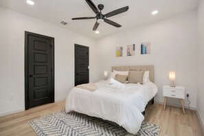 8 Schlafzimmer, Schreibtisch, Bügeleisen/Bügelbrett, kostenloses WLAN