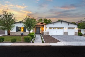 Exterior - Best Backyard in Arcadia! Pickleball, Spa, Firepit (Phoenix)