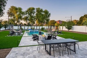 Outdoor dining - Resort Backyard @ The Arcadia Oasis! Tons of games (Phoenix)