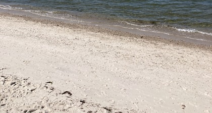 Charming saltbox cottage-minutes to bike path, dock and beach