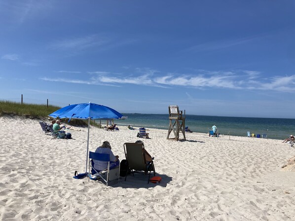 Playa en los alrededores, camastros y toallas de playa 