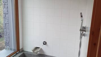 Douche, serviettes fournies, papier toilette