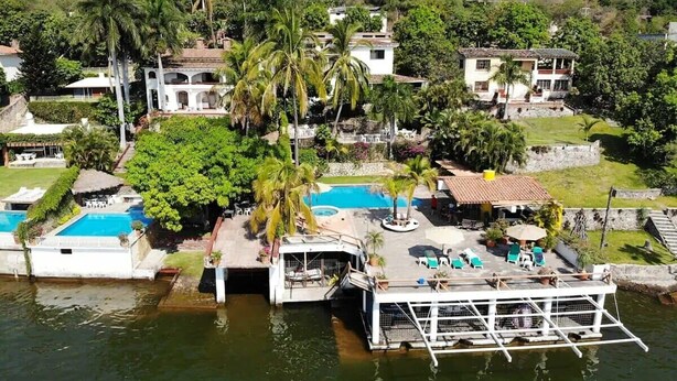 A floating hotel with multiple pools, a dock, and lush greenery. - Incredibly Beautiful Big Villa For Up To 32 Guests (Tequesquitengo)