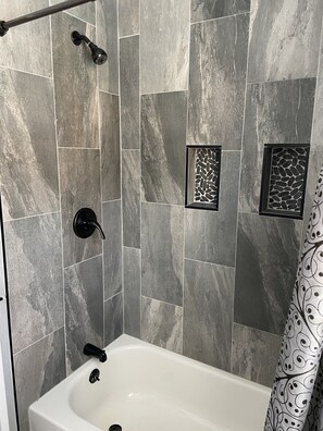 Duschwanne, Seife, Toilettenpapier