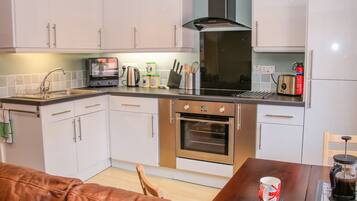 Cottage | Private kitchen | Fridge, electric kettle, cookware/dishes/utensils