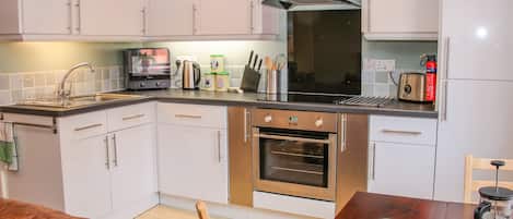 Cottage | Private kitchen | Fridge, electric kettle, cookware/dishes/utensils