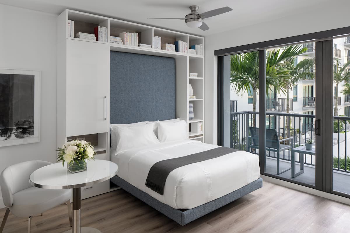 Luxe beddengoed, Tempur Pedic-bedden, een minibar, een kluis op de kamer