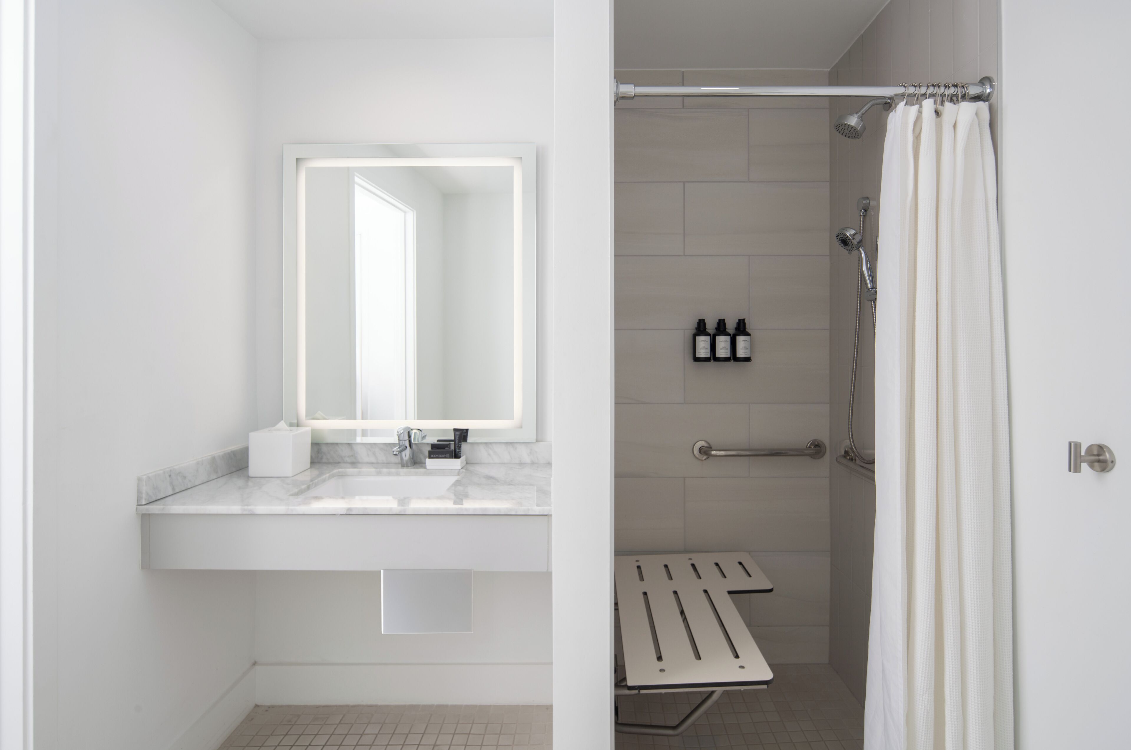 Regadera tipo lluvia, amenidades de baño gratuitas, secadora de cabello 