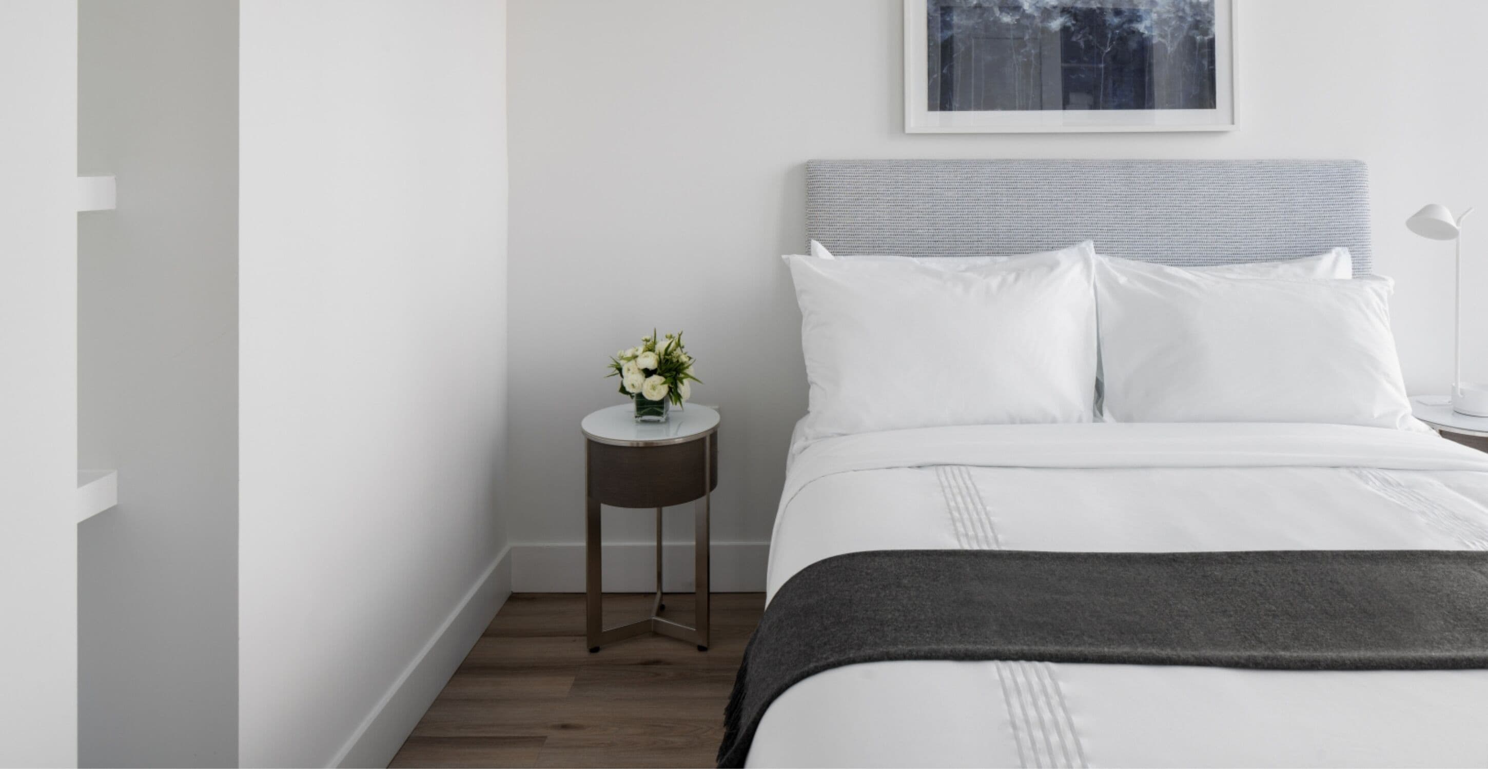 Seprai premium, tempat tidur Tempur-Pendic, minibar, dan brankas