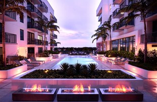 Una piscina al aire libre, camas de piscina gratis, sombrillas