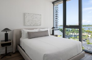 Premium bedding, Tempur-Pedic beds, minibar, in-room safe - AKA West Palm (West Palm Beach)