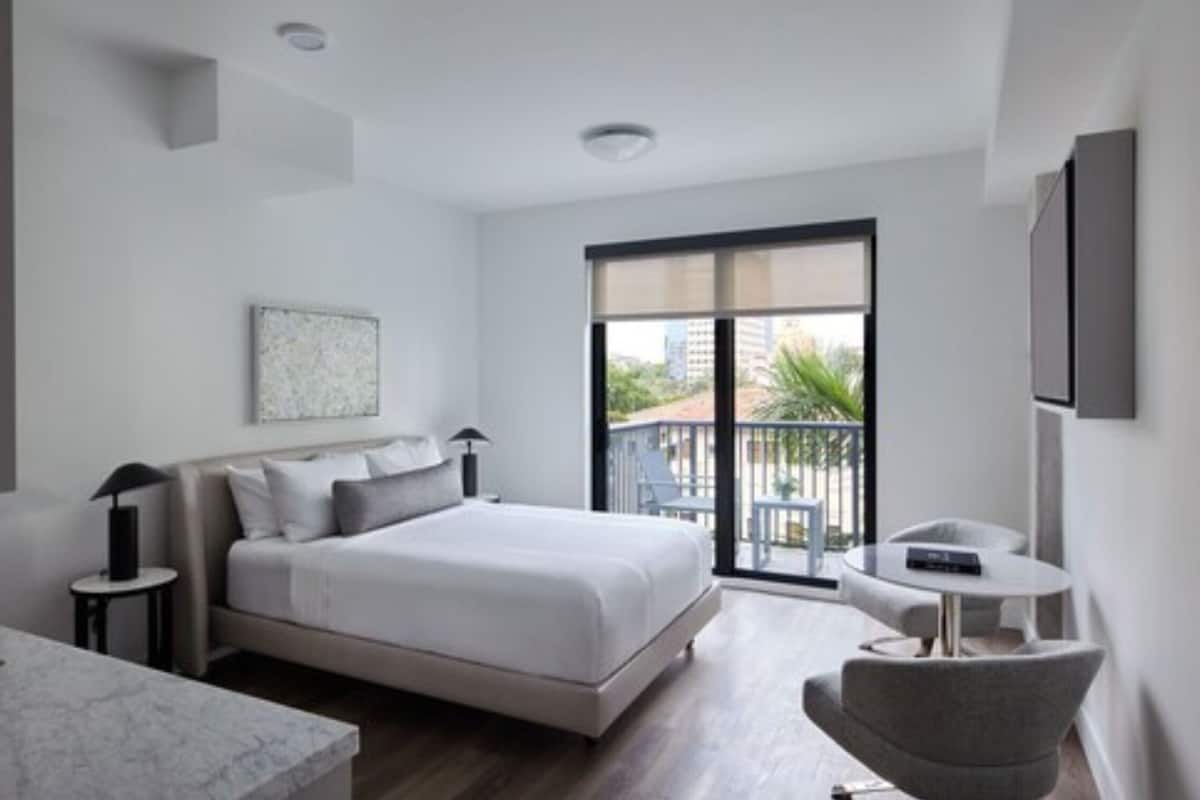 Club Room, 1 Queen Bed (Premium) | Premium bedding, Tempur-Pedic beds, in-room safe, desk